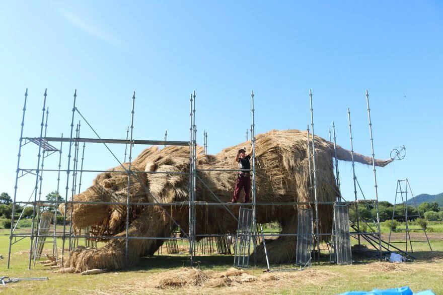 inspiringlife.pt - Animais de palha gigantes invadem campos de arroz japoneses após a colheita