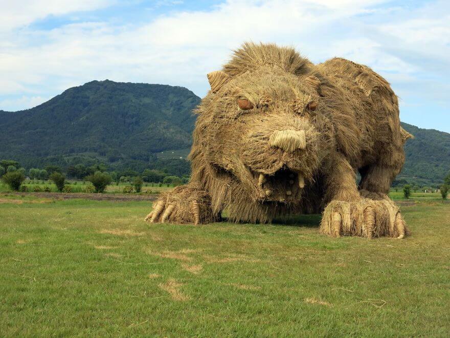 inspiringlife.pt - Animais de palha gigantes invadem campos de arroz japoneses após a colheita