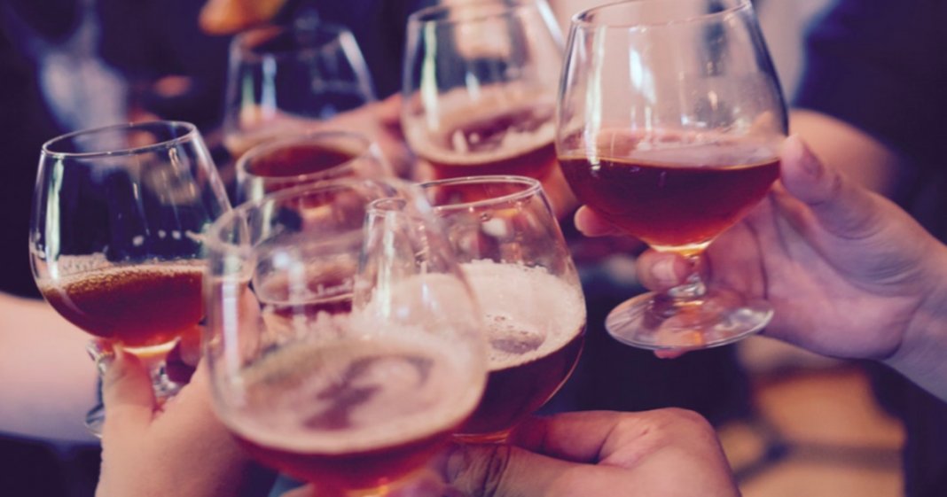 Estudo afirma que beber álcool melhora a capacidade de falar línguas estrangeiras