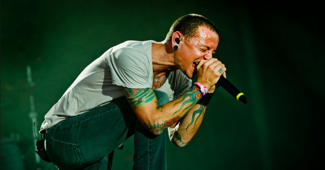 Fãs prestam tributo a Chester ao cantarem “In The End” no concerto em sua homenagem