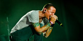 Fãs prestam tributo a Chester ao cantarem “In The End” no concerto em sua homenagem