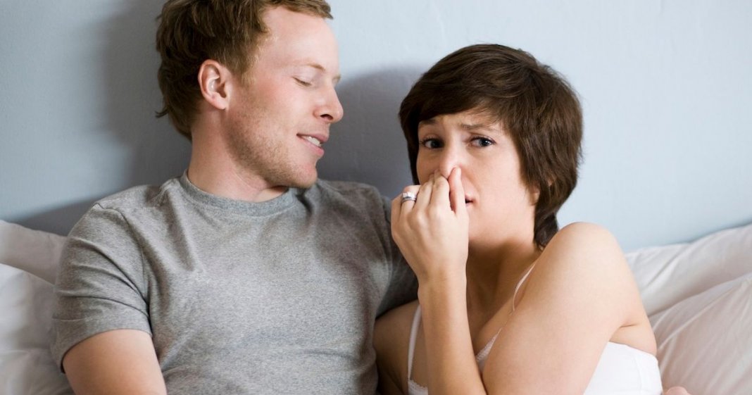 Estudo revela que cheirar os peidos do(a) teu(tua) namorado(a) prolonga a tua vida