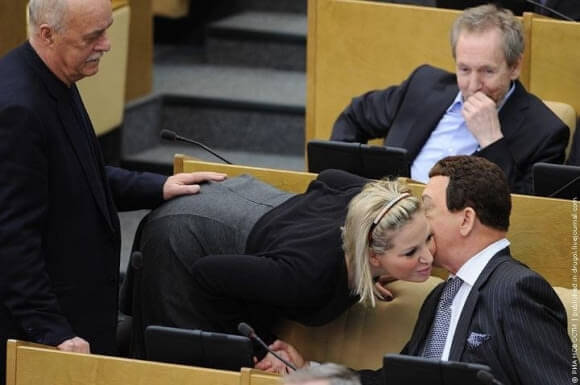 inspiringlife.pt - 11 fotos que mostram como os políticos se divertem no Parlamento da Rússia