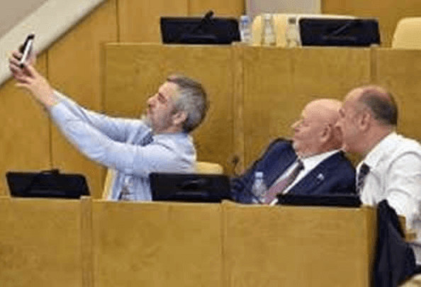 inspiringlife.pt - 11 fotos que mostram como os políticos se divertem no Parlamento da Rússia