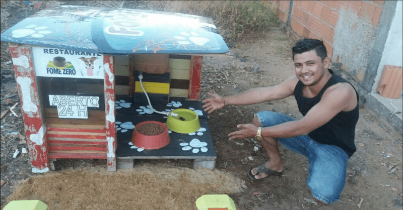 inspiringlife.pt - Homem brasileiro constrói "restaurantes" para cachorros abandonados na rua