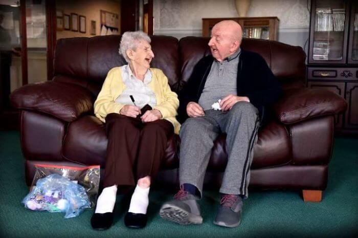 inspiringlife.pt - Idosa de 98 anos muda-se para lar de idosos para cuidar do seu filho de 80 anos