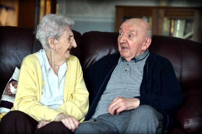 inspiringlife.pt - Idosa de 98 anos muda-se para lar de idosos para cuidar do seu filho de 80 anos