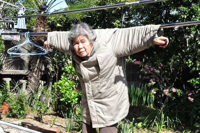 inspiringlife.pt - Japonesa idosa de 89 anos "descobre" a fotografia e torna-se viral com os seus retratos hilariantes