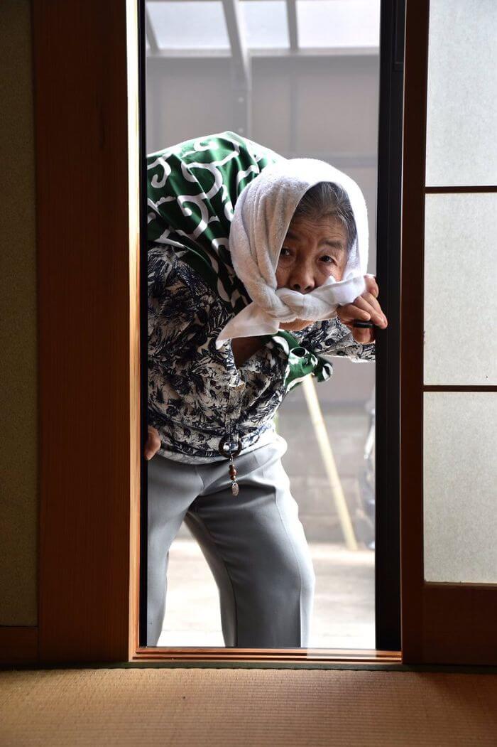 inspiringlife.pt - Japonesa idosa de 89 anos "descobre" a fotografia e torna-se viral com os seus retratos hilariantes