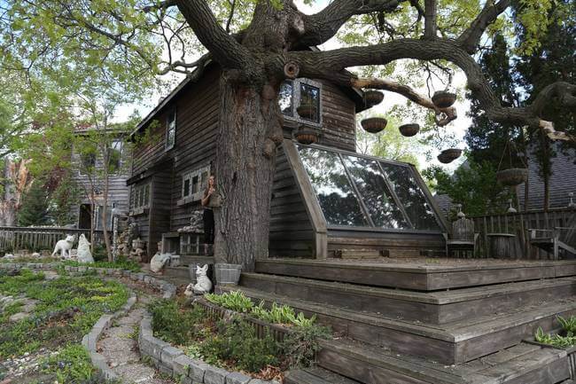 inspiringlife.pt - Mulher passa 35 anos a decorar a sua casa com pedras e cola quente