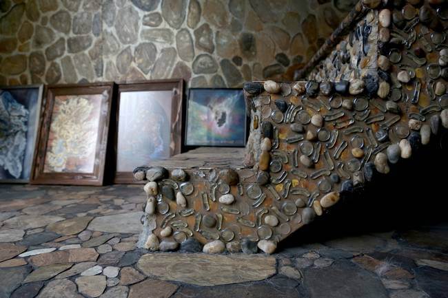 inspiringlife.pt - Mulher passa 35 anos a decorar a sua casa com pedras e cola quente