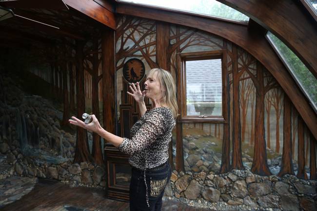 inspiringlife.pt - Mulher passa 35 anos a decorar a sua casa com pedras e cola quente