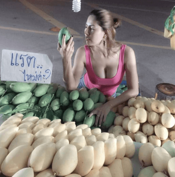 inspiringlife.pt - Vendedora de fruta tailandesa tem uma forma "especial" de vender o seu produto