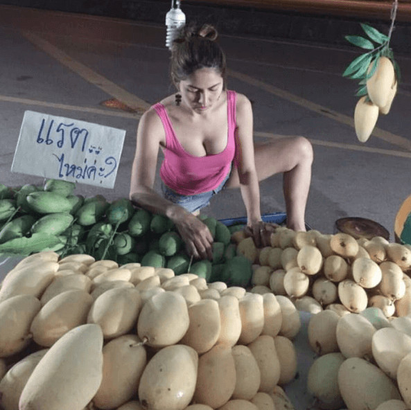 inspiringlife.pt - Vendedora de fruta tailandesa tem uma forma "especial" de vender o seu produto