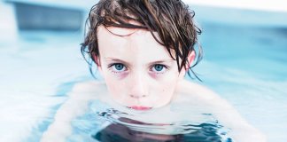 Criança com autismo escreve poema emocionante descrevendo na perfeição como é a sua vida