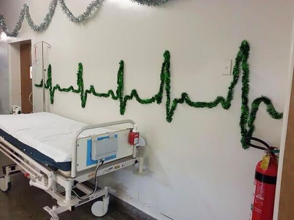 inspiringlife.pt - 30 decorações de Natal em hospitais que provam que o pessoal médico é o mais criativo