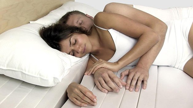 inspiringlife.pt - Designer cria colchão que permite dormir de "conchinha" sem o desconforto da dor no braço