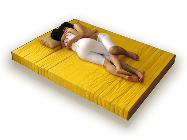 inspiringlife.pt - Designer cria colchão que permite dormir de "conchinha" sem o desconforto da dor no braço