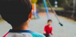 Menino de 11 anos torna-se herói ao cuidar dos irmãos mais novos depois dos pais os abandonarem