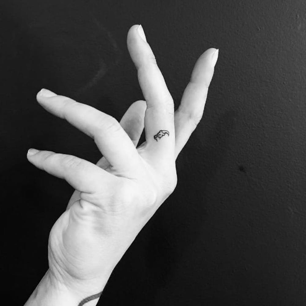 inspiringlife.pt - 14 micro-tatuagens fantásticas para quem não gosta de dar nas vistas
