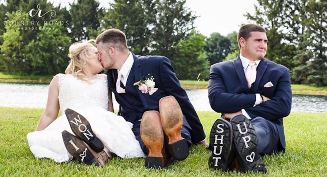 Padrinho de casamento “invade” a sessão fotográfica dos noivos e o resultado é hilariante