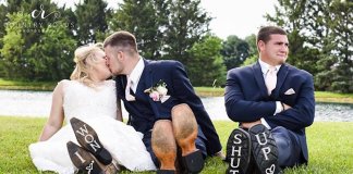 Padrinho de casamento “invade” a sessão fotográfica dos noivos e o resultado é hilariante
