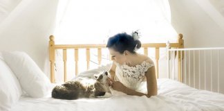 Fotógrafa faz sessão fotográfica pós-casamento com gatos e o resultado é absolutamente adorável