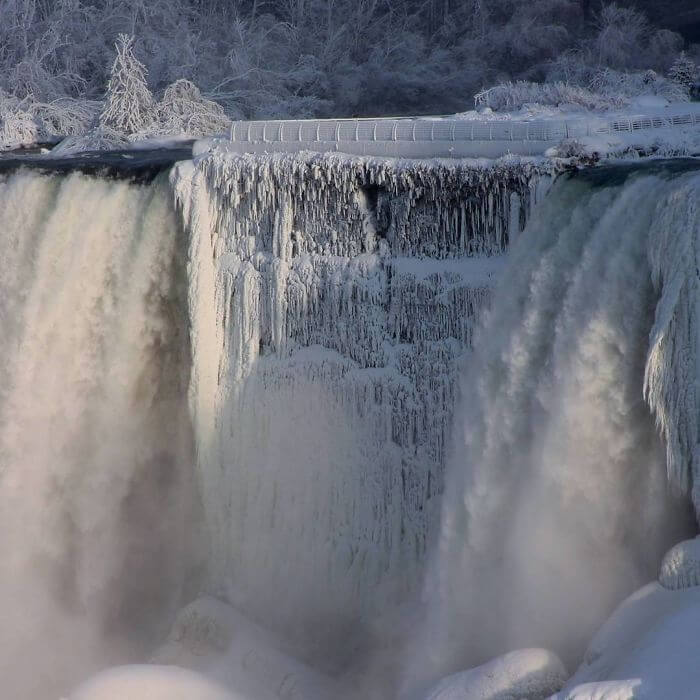 inspiringlife.pt - Frio da América do Norte transforma Cataratas do Niágara em algo absolutamente mágico