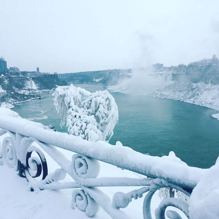 inspiringlife.pt - Frio da América do Norte transforma Cataratas do Niágara em algo absolutamente mágico