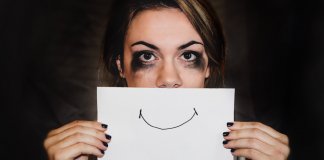 8 atitudes típicas de pessoas que têm depressão, mas não demonstram