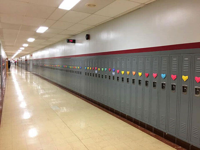 inspiringlife.pt - Aluno surpreende colegas da escola com 1500 cartões de São Valentim feitos por si