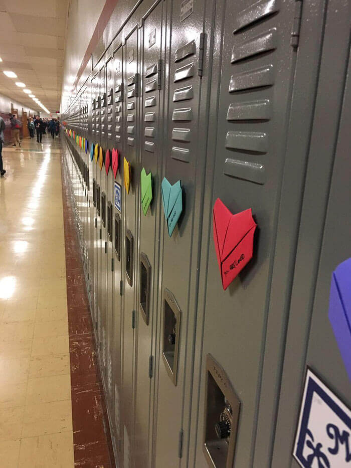 inspiringlife.pt - Aluno surpreende colegas da escola com 1500 cartões de São Valentim feitos por si