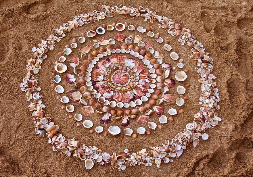 inspiringlife.pt - Artista cria mandalas deslumbrantes com objectos da Natureza