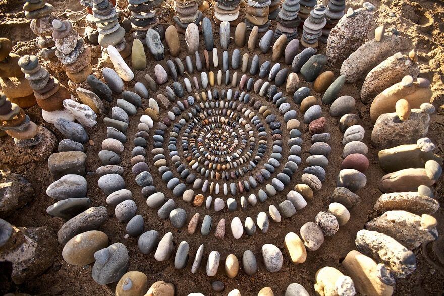 inspiringlife.pt - Artista cria mandalas deslumbrantes com objectos da Natureza