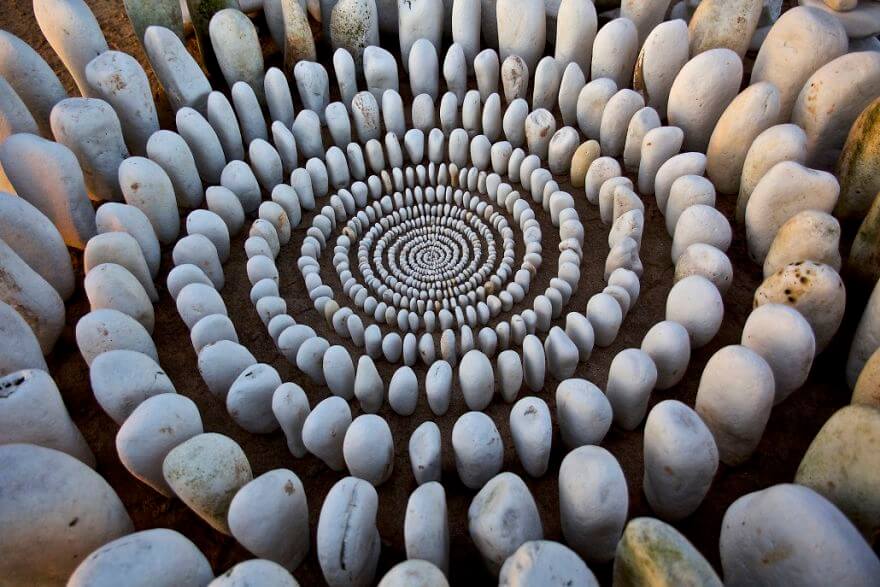 inspiringlife.pt - Artista cria mandalas deslumbrantes com objectos da Natureza