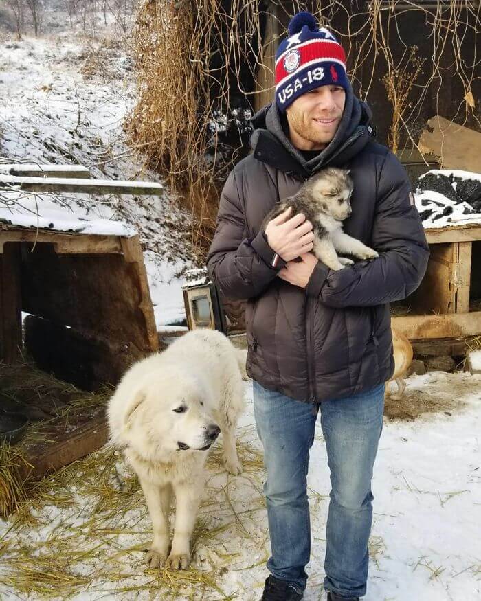 inspiringlife.pt - Esquiador olímpico salvou 90 cachorros que seriam vendidos para consumo na Coreia do Sul