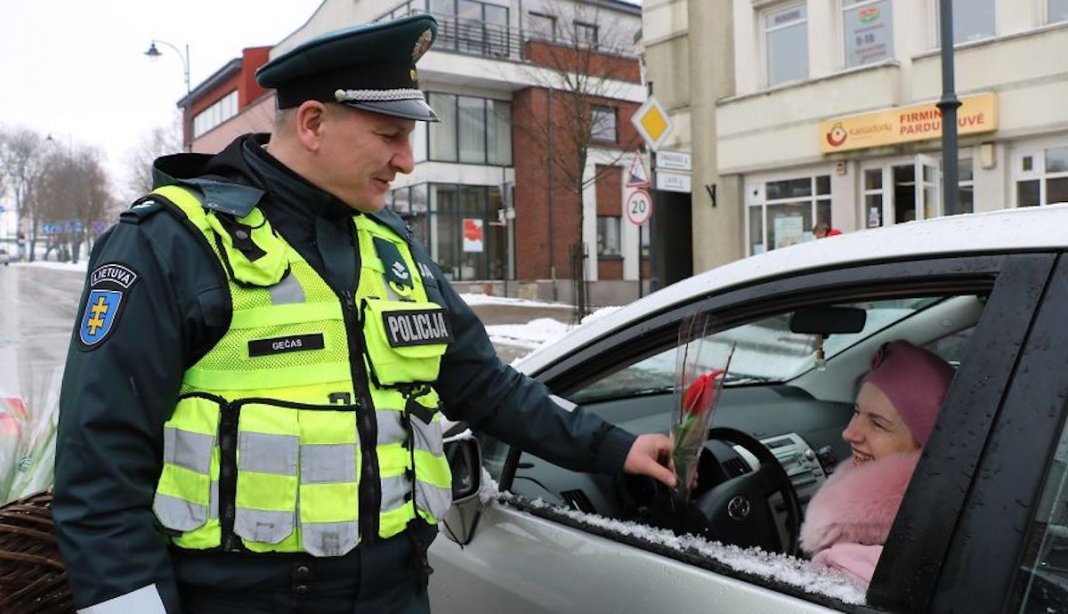 Polícias da Lituânia surpreendem mulheres no Dia Internacional da Mulher