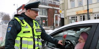 Polícias da Lituânia surpreendem mulheres no Dia Internacional da Mulher