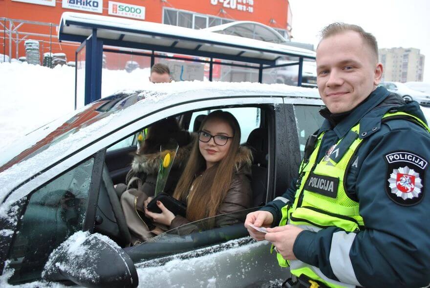 inspiringlife.pt - Polícias da Lituânia surpreendem mulheres no Dia Internacional da Mulher
