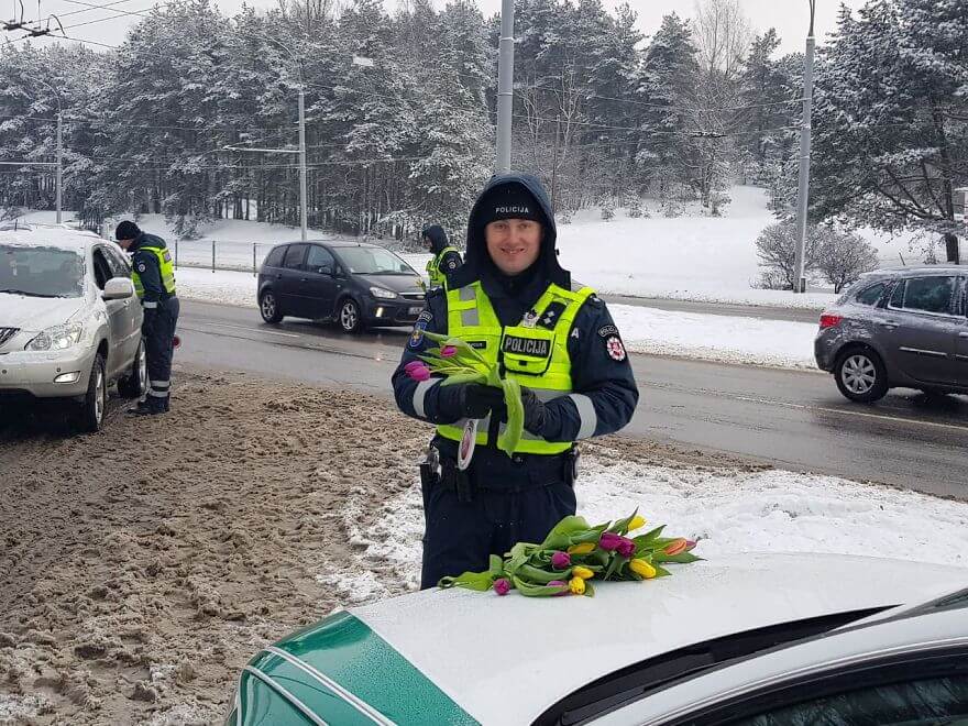 inspiringlife.pt - Polícias da Lituânia surpreendem mulheres no Dia Internacional da Mulher
