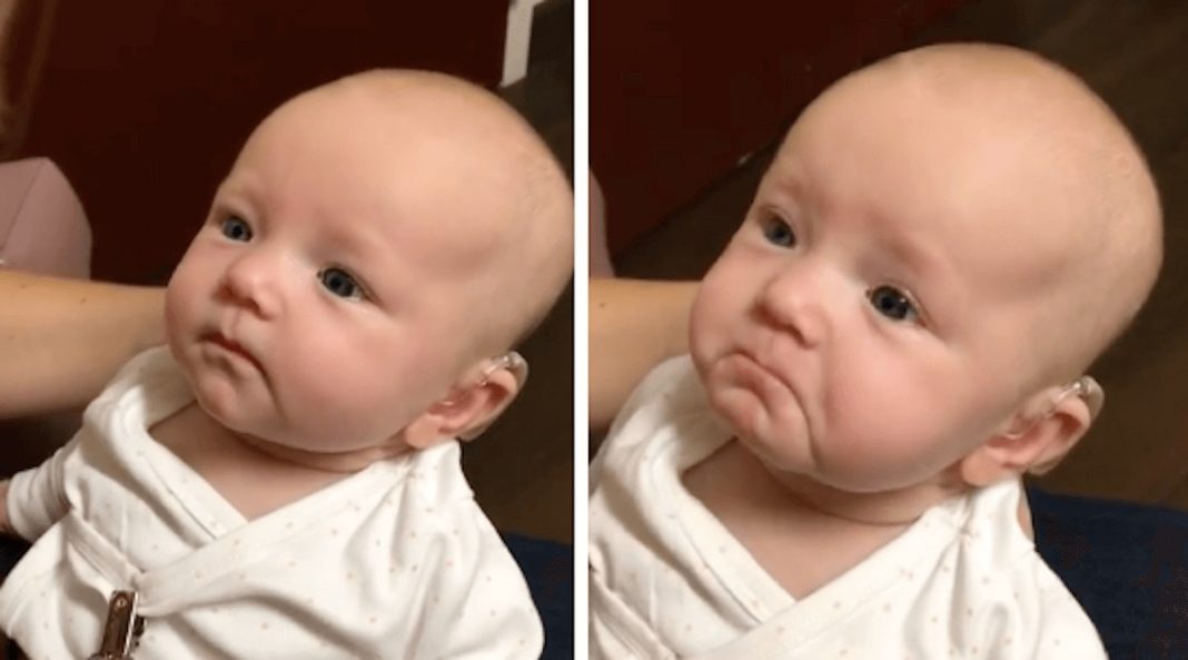 Reacção de bebé surda a ouvir mãe pela primeira vez emociona pessoas por todo o Mundo
