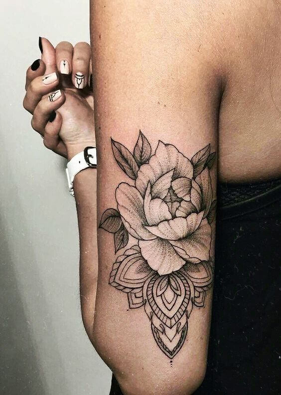 inspiringlife.pt - 17 tatuagens de flores para as mulheres que querem realçar o seu lado mais feminino