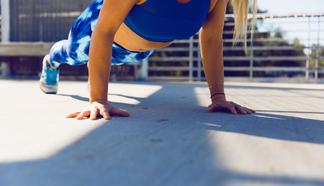 6 exercícios óptimos para perderes peso sem teres de sair de casa