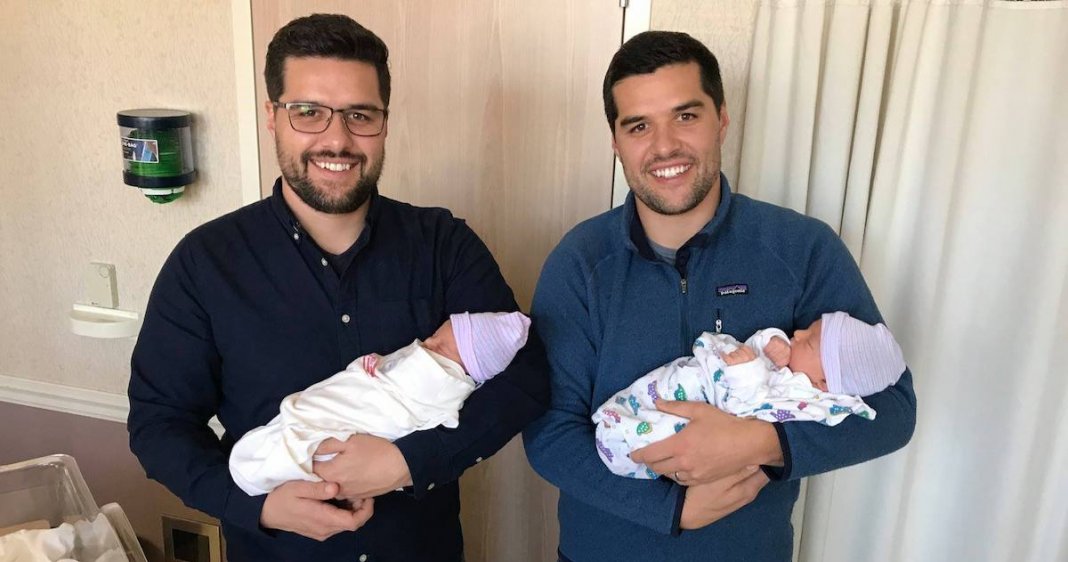 Irmãos gémeos são pais pela primeira vez no mesmo dia