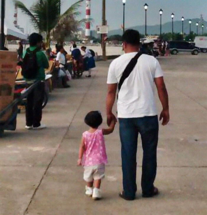 inspiringlife.pt - Mãe fotografa marido e filha de mãos dadas durante anos e o resultado não podia ser melhor