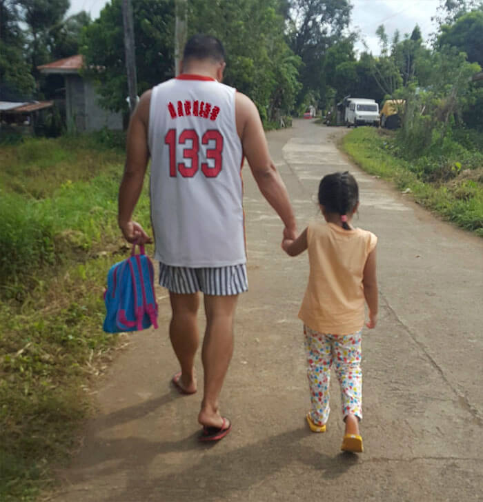 inspiringlife.pt - Mãe fotografa marido e filha de mãos dadas durante anos e o resultado não podia ser melhor