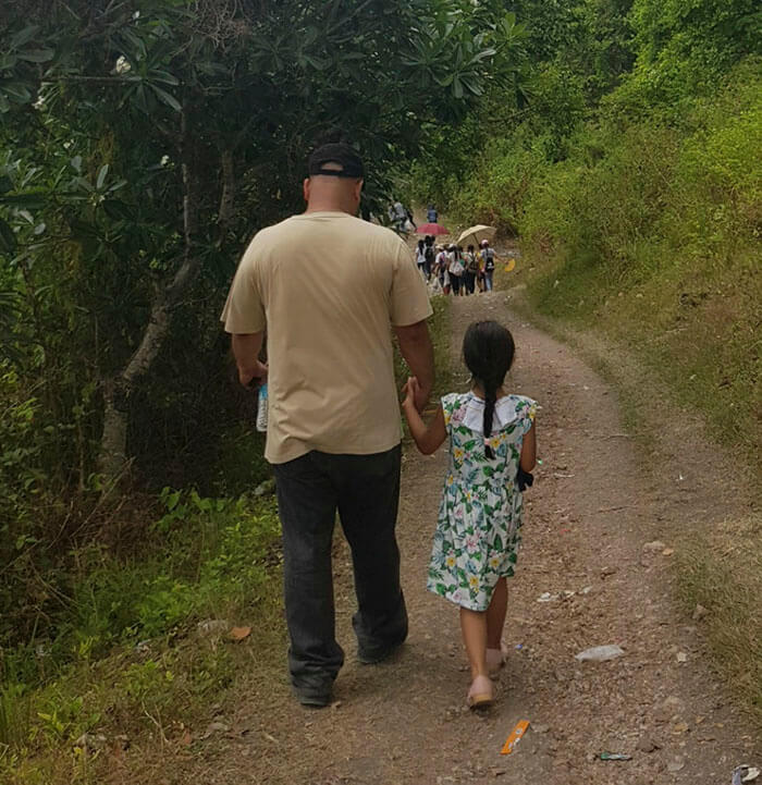 inspiringlife.pt - Mãe fotografa marido e filha de mãos dadas durante anos e o resultado não podia ser melhor