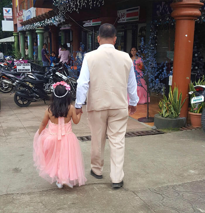 inspiringlife.pt - Mãe fotografa marido e filha de mãos dadas durante anos e o resultado não podia ser melhor