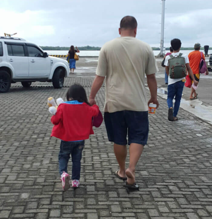 inspiringlife.pt - Mãe fotografa marido e filha de mãos dadas durante anos e o resultado não podia ser melhor