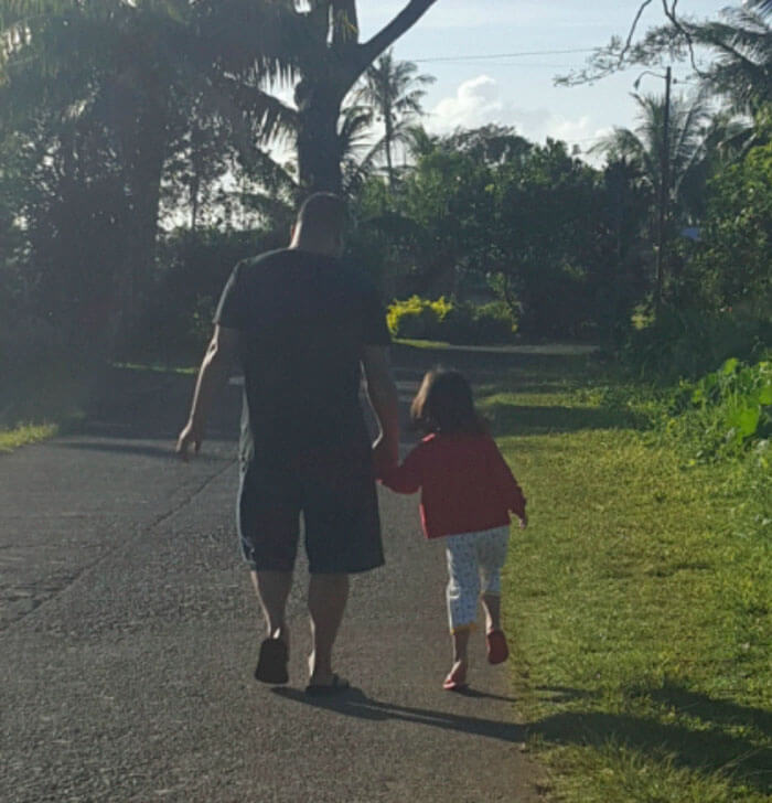 inspiringlife.pt - Mãe fotografa marido e filha de mãos dadas durante anos e o resultado não podia ser melhor